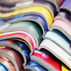 Magazines de différentes couleurs empilés les uns sur les autres