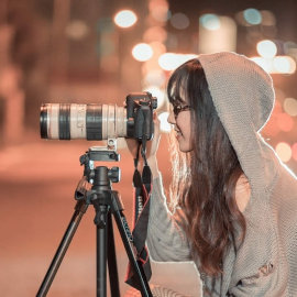 Femme prenant une photo de profile